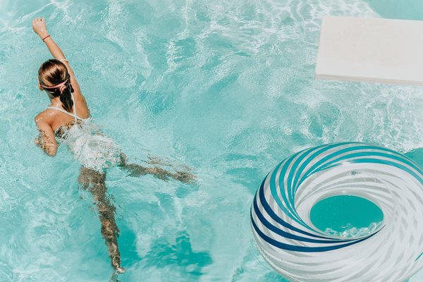 Comment fonctionne une copropriété avec une piscine commune ?
